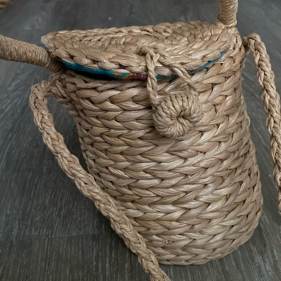 Basket-Style Crossbody - Picture 6 of 6